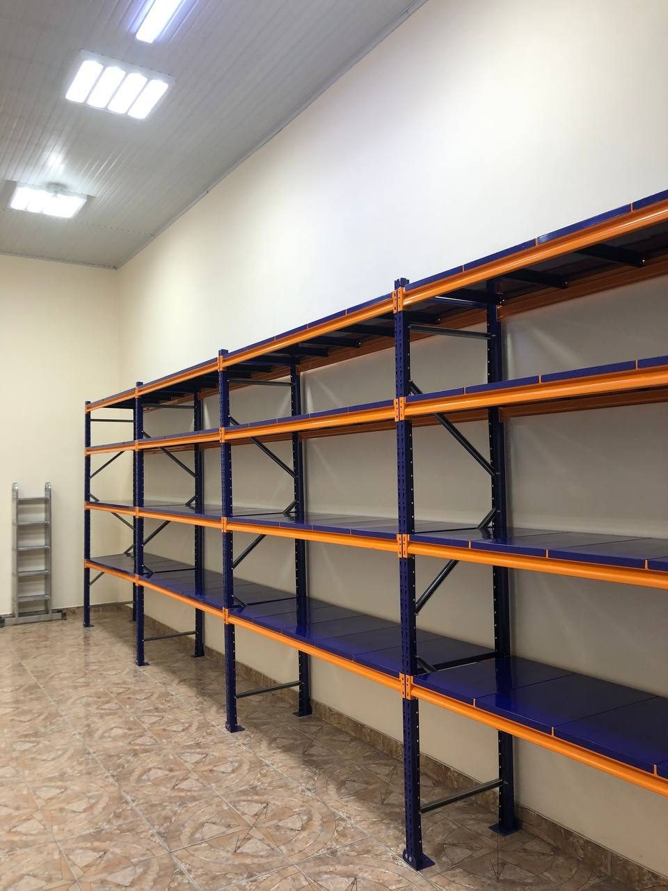Среднегрузовые стеллажи